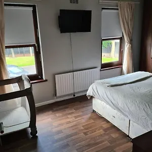 Massive 4 Bed Walking Distance To The Lights, Perfect For Business Trips Belfast