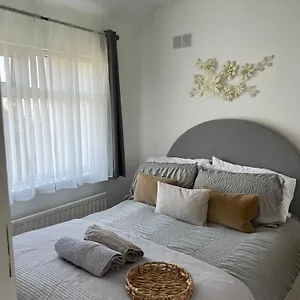 2 Bedroom House In With Garden Belfast